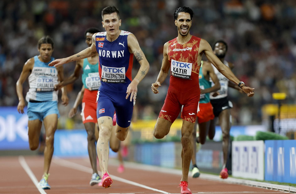 Jakob Ingebrigtsen wyprzedza Mohameda Katira na ostatnich metrach biegu na 5000 m