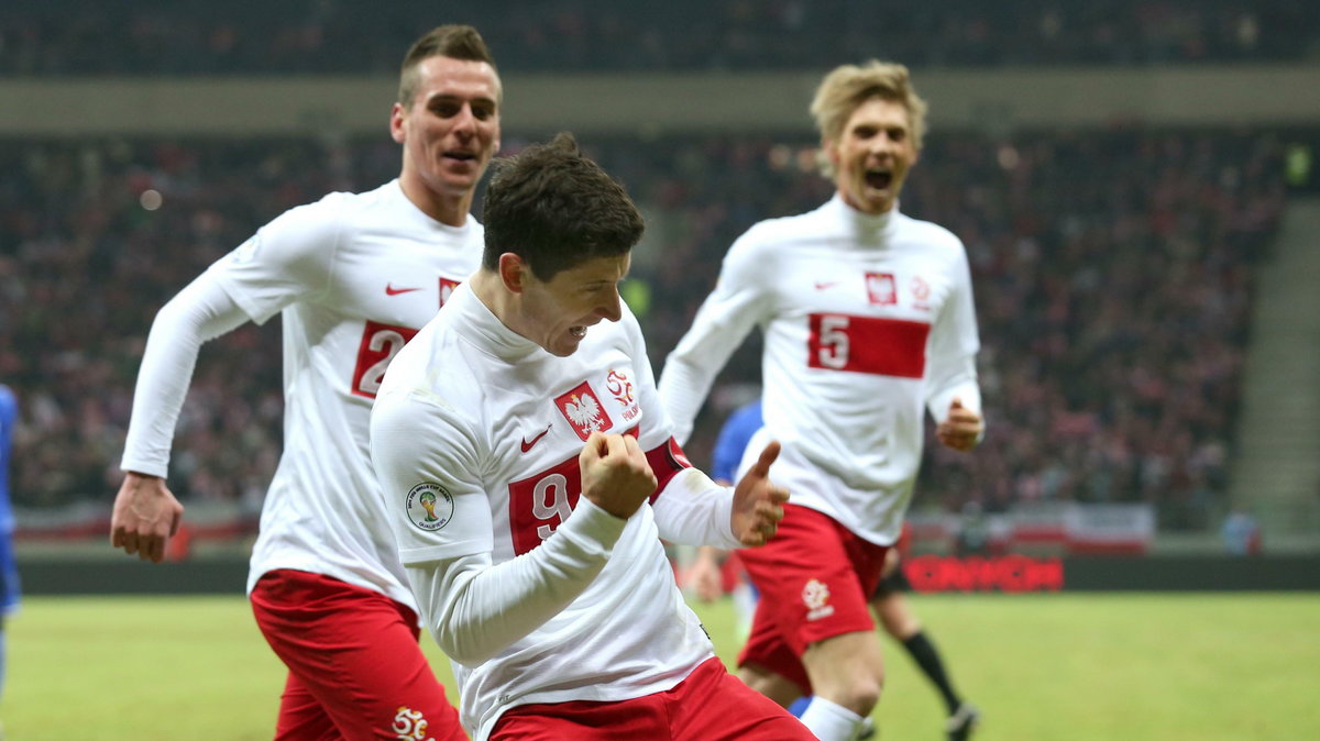 Robert Lewandowski cieszy się z bramki