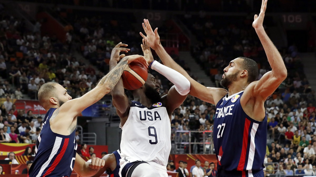 Jaylen Brown (Stany ZJednoczone) oraz Evan Fournier i Rudy Gobert (Francja)