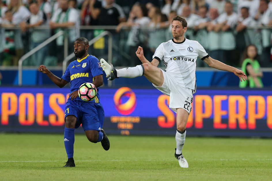 Yannick Sambea Kakoko (z lewej) i Kasper Hamalainen w walce o piłkę. (07.07.2017 r., Superpuchar Polski, Legia Warszawa - Arka Gdynia).