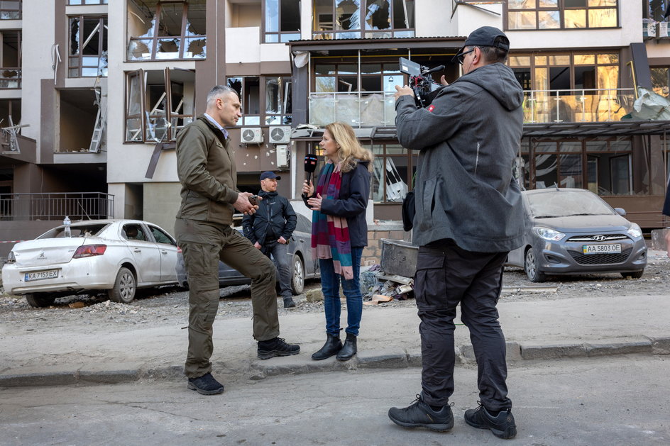 Witalij Kliczko udziela wywiadu na tle ostrzelanego przez Rosjan budynku