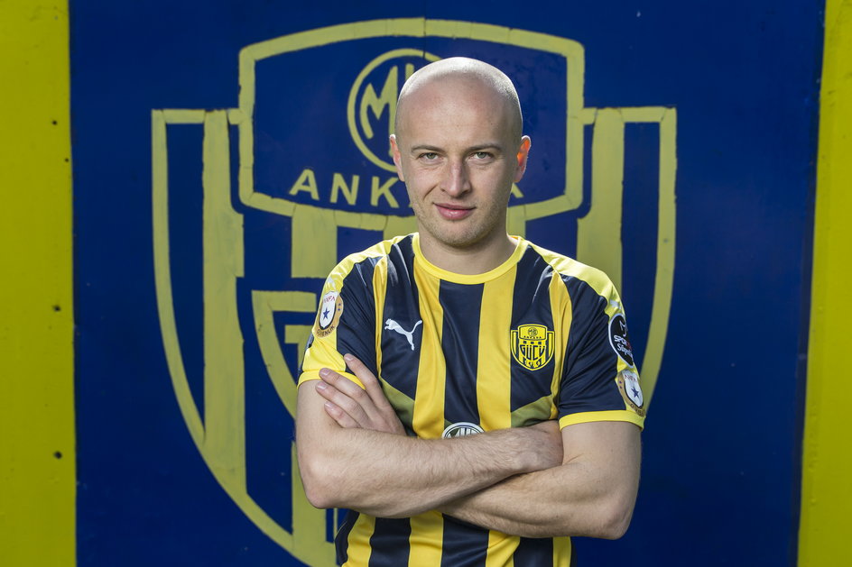 Michał Pazdan z herbem Ankaragucu