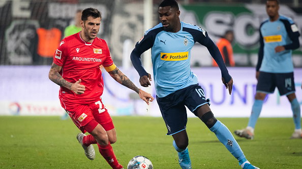 Christopher Trimmel (Union Berlin) i Marcus Thuram (Borussia M.)