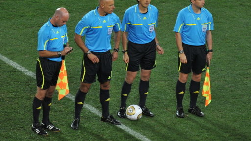 Sędziowie Howard Webb (drugi z lewej), Daniel Cann, Yuichi Nishimura from Japan (drugi z prawej) i Molefi Oliphant poprowadzili finał w RPA