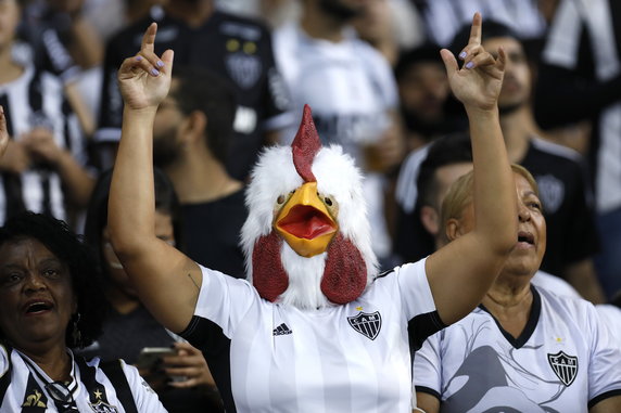 Kogut jest oficjalną maskotką Atletico Mineiro. Jego strój zakładają również kibice