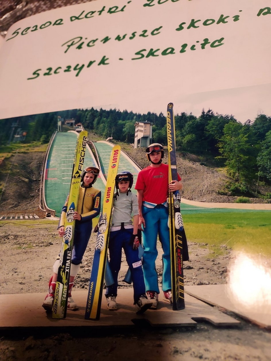 Paweł (w środku) po jego pierwszych skokach w Szczyrku, gdzie uczył się w tamtejszej Szkole Mistrzostwa Sportowego.