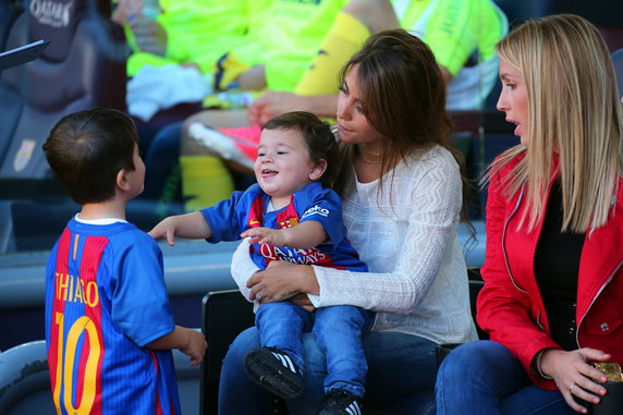 Antonella Roccuzzo z synami, obok Sofia Balbi