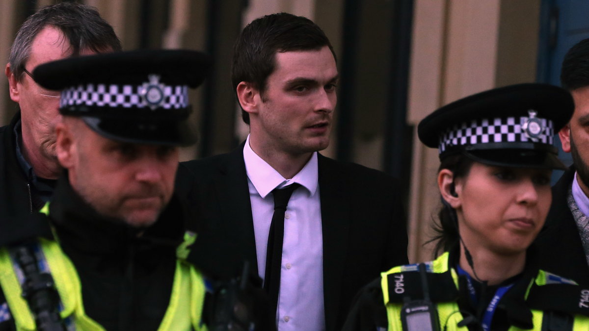 Adam Johnson w asyście policji