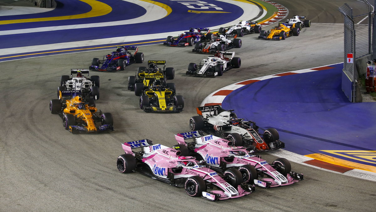 Esteban Ocon (na dole, z lewej, w różowym bolidzie) i Sergio Perez (obok niego) tuż przed zderzeniem na Grand Prix Singapuru