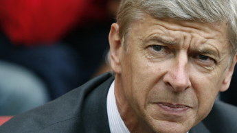 FBL-ENG-PR-ARSENAL-FRA-GALLAS-WENGER-SMOKING