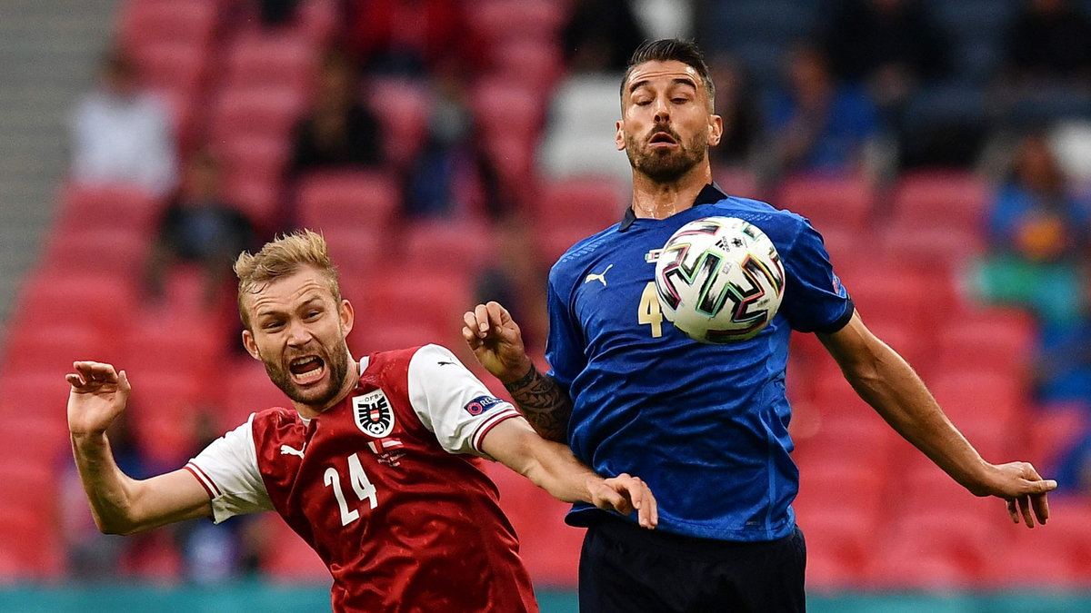 Leonardo Spinazzola (w walce z Austriakiem Konradem Laimerem) błyszczy w EURO 2020.