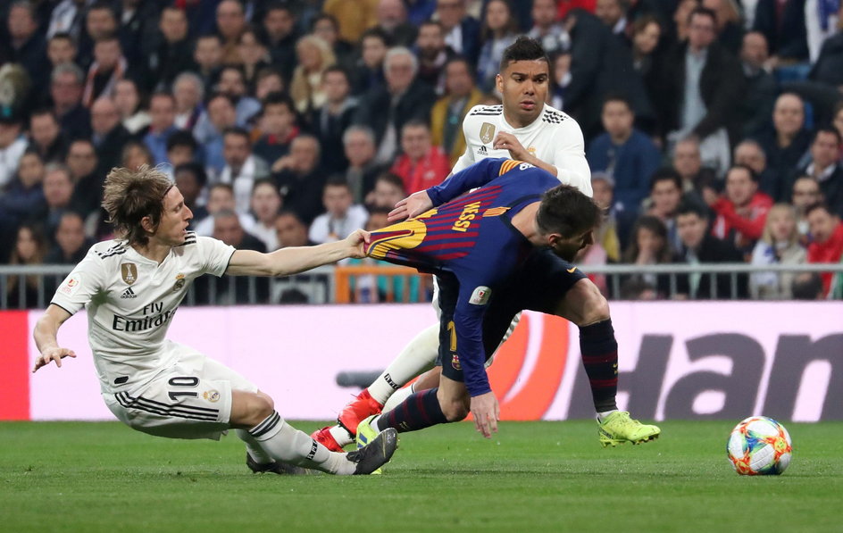 Luka Modrić pociąga za koszulkę Leo Messiego