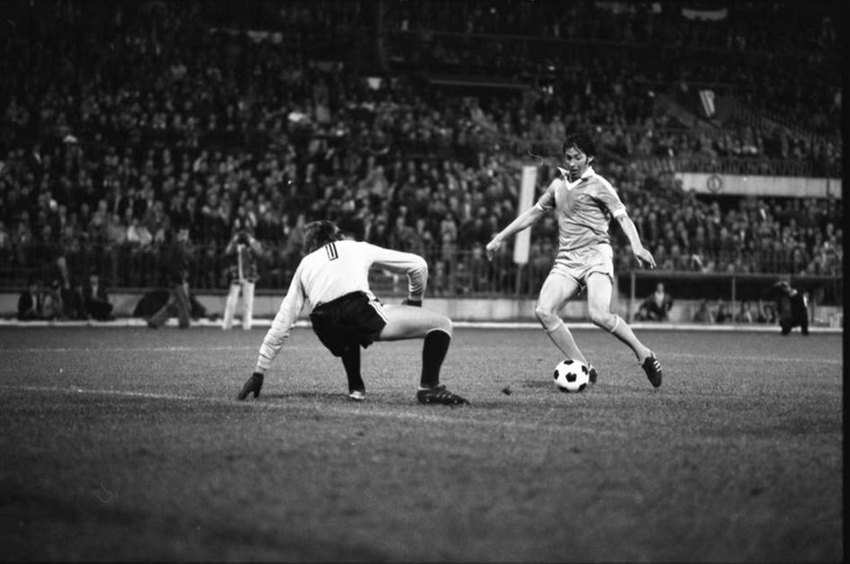 18 września 1979 r. Pożegnalny mecz Kazimierza Deyny w Legii. Pierwszą połowę rozegrał w barwach warszawskiego klubu. Drugą - w Manchesterze City.