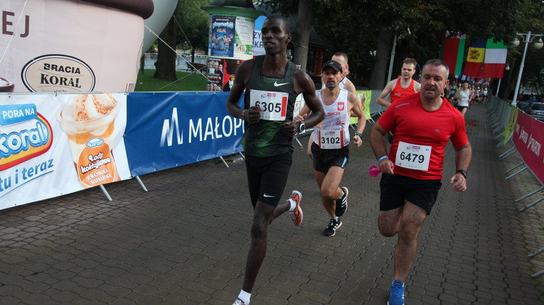 Evans Kipngetich (L) - triumfator Koral Maratonu