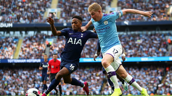 Kyle Walker-Peters (Tottenham) oraz Kevin De Bruyne (Manchester City)