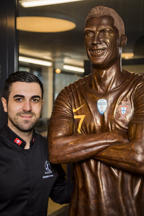 epa08196927 - SWITZERLAND CRISTIANO RONALDO CHOCOLATE STATUE (Life-size sculpture of national soccer star Cristiano Ronaldo)