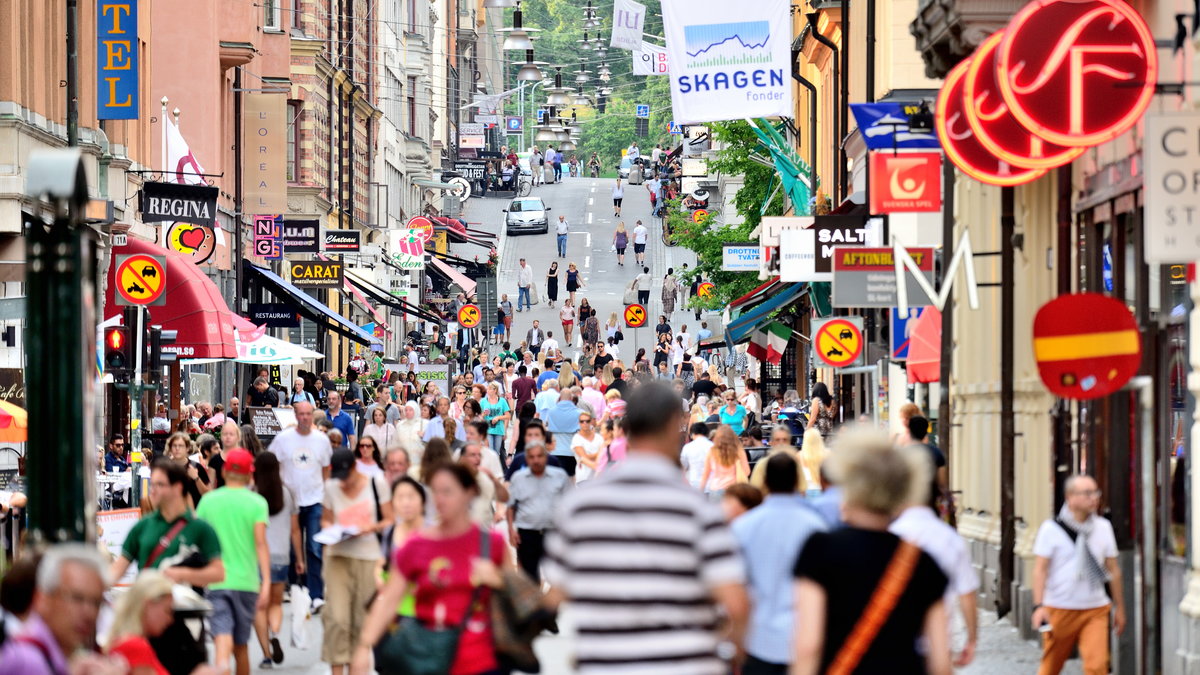 Tłum ludzi na ulicy w Szwecji