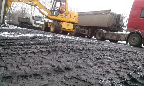 Pozbywają się żużla. W Krośnie trwa remont nawierzchni.