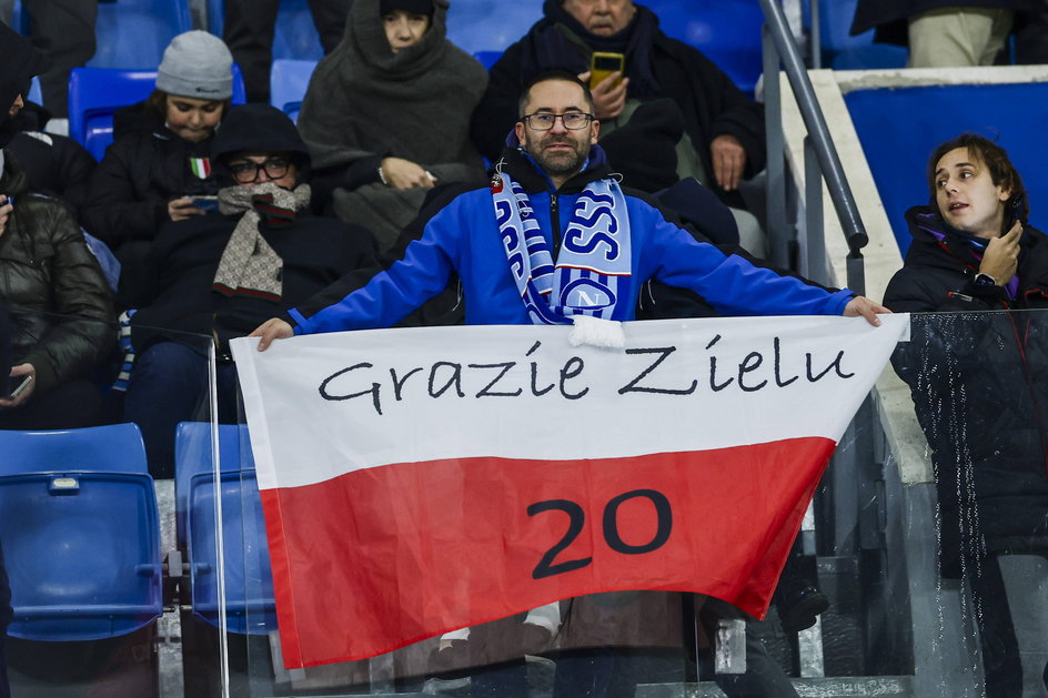 Un aficionado del Napoli agradece a Zelenskiy