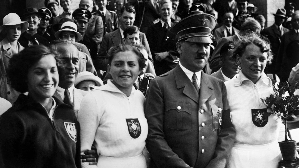 Maria Kwaśniewska (pierwsza z lewej) na zdjęciu z Adolfem Hitlerem