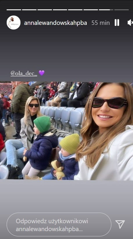 Anna Lewandowska z córkami na meczu