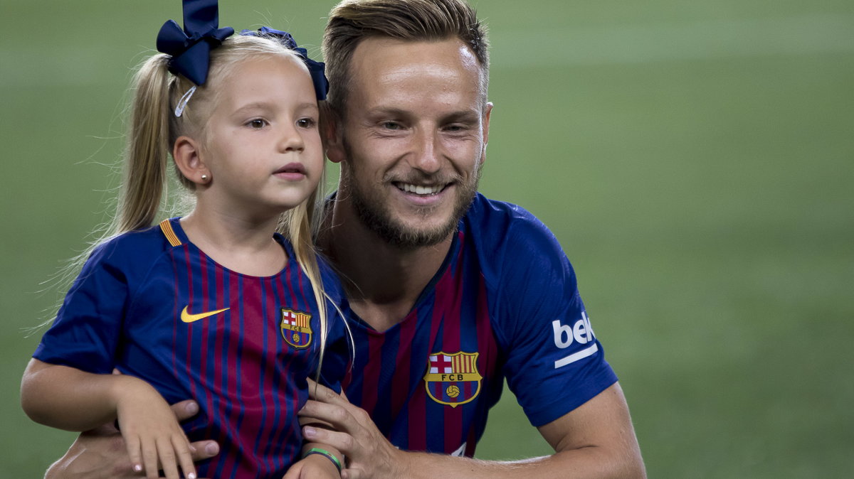 Ivan Rakitić z córką na Camp Nou