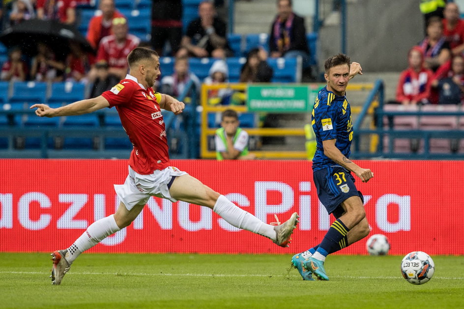 W pierwszym meczu pomiędzy Wisłą Kraków Arką Gdynia przy Reymonta gospodarze wygrali 1:0