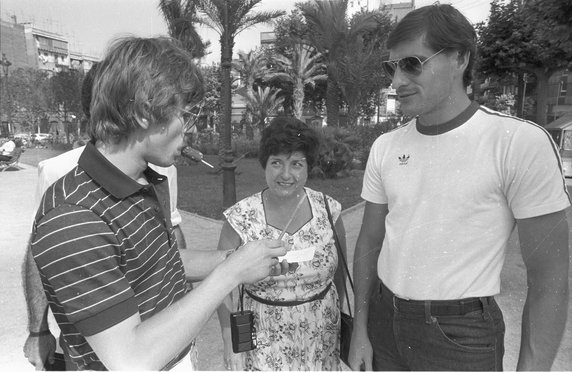 Paweł Janas (z prawej) zwiedza Barcelonę podczas MŚ 1982