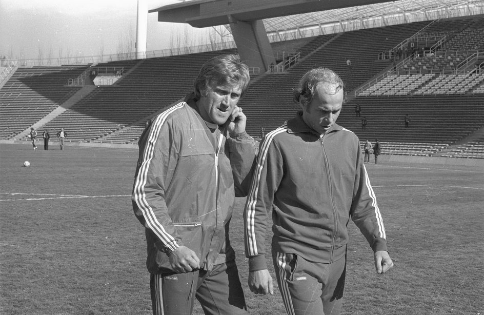 Jacek Gmoch i Grzegorz Lato. Pierwszy trening piłkarskiej reprezentacji Polski na Estadio Ciudad de Mendoza po przylocie do Mendozy na mecz z Peru i Brazylią. Fot. Zbigniew Matuszewski (PAP).