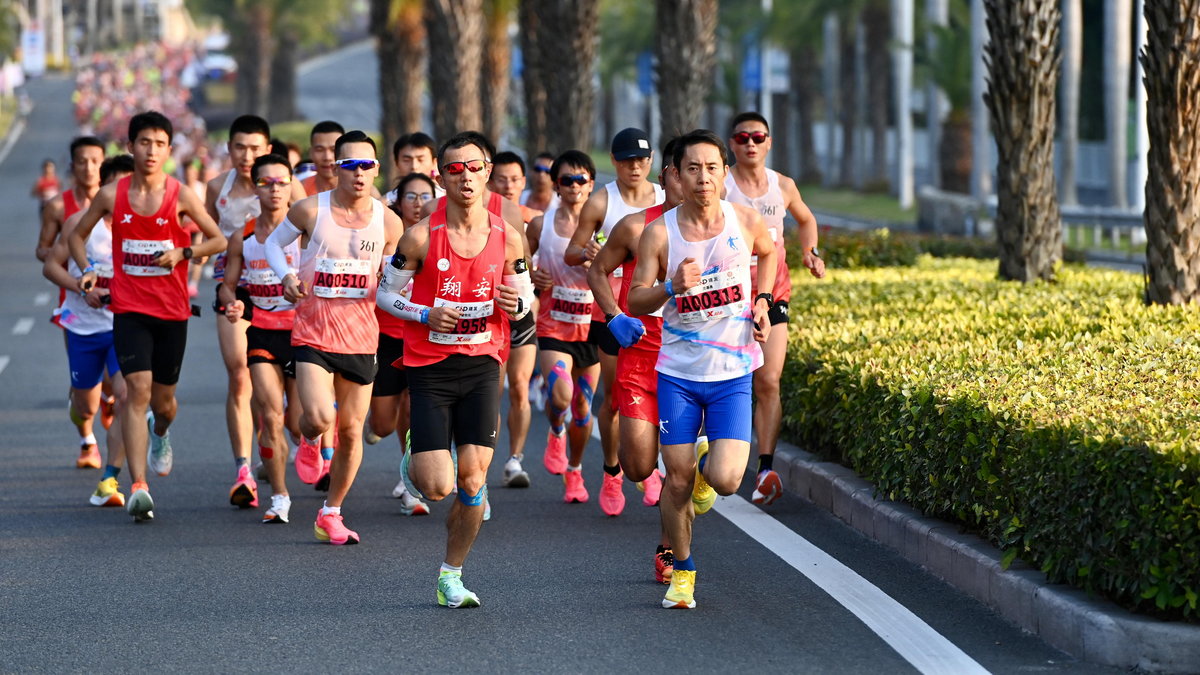 Uczestnicy maratonu w Hongkongu