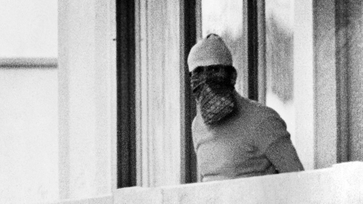 Palestyński zamachowiec na balkonie w wiosce olimpijskiej w Monachium