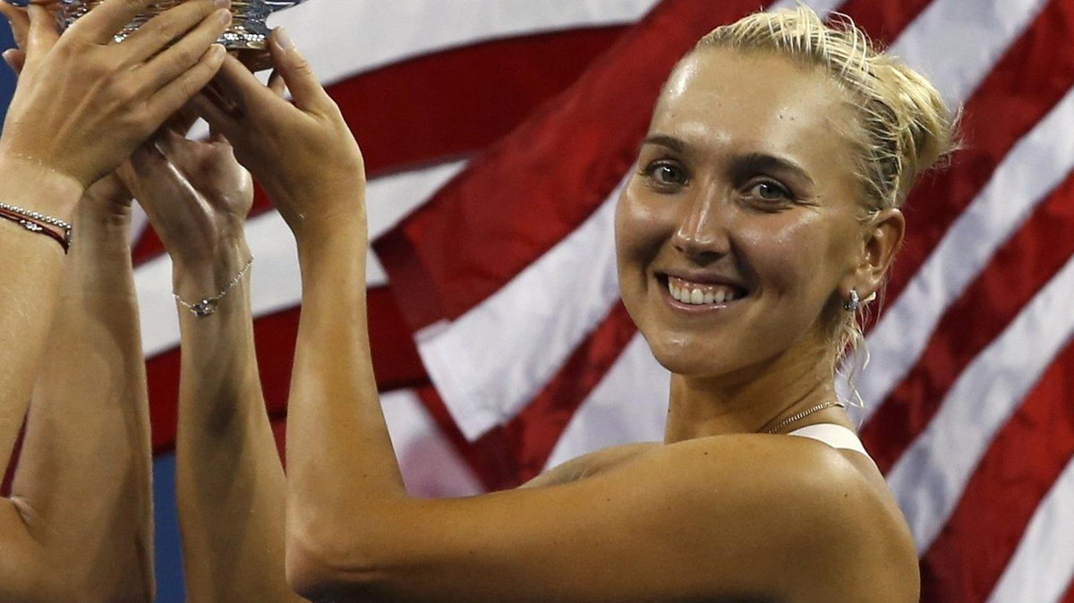 Ekaterina Makarova (L) and Elena Vesnina