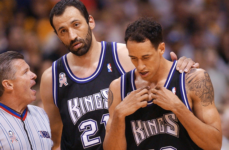 Vlade Divac i Doug Christie z Sacramento Kings dyskutują z jednym z arbitrów meczu z Lakers 31 maja