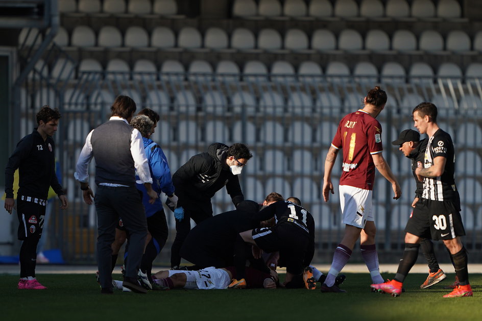 Kolega z zespołu uratował życie Patryka Dziczka podczas meczu w Ascoli