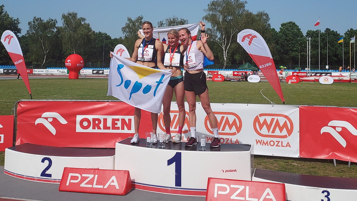 Paulina Ligarska (z lewej), Adrianna Sułek i Edyta Bielska na podium MP