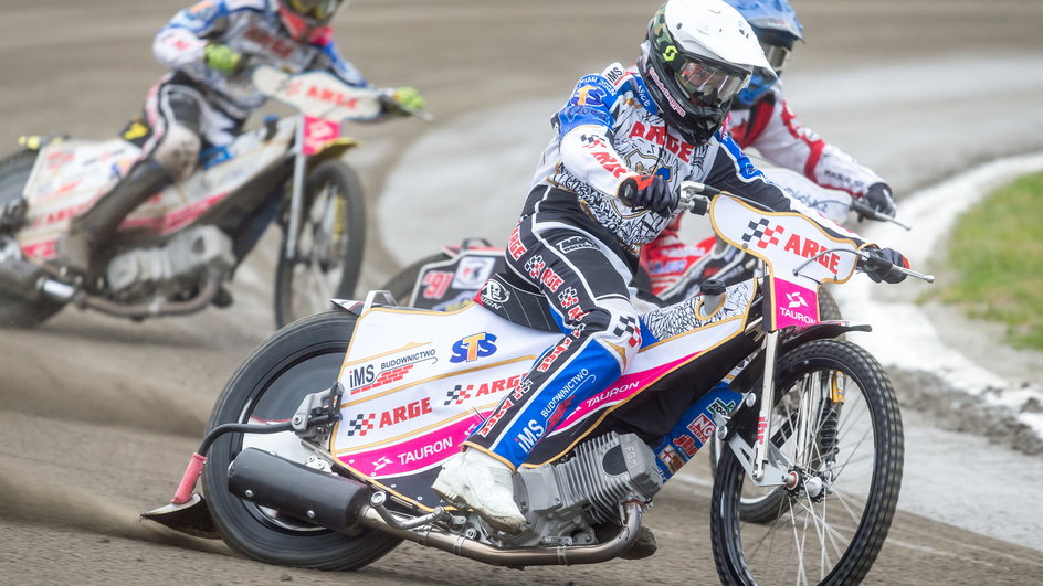 Zawodnik Arge Speedway Wandy Kraków Nicolai Klindt (biały kas) podczas meczu 5 kolejki Nice 1 Polskiej Ligi Żużlowej Polonia Bydgoszcz — Arge Speedway Wanda Kraków, 7 maja 2017 r.