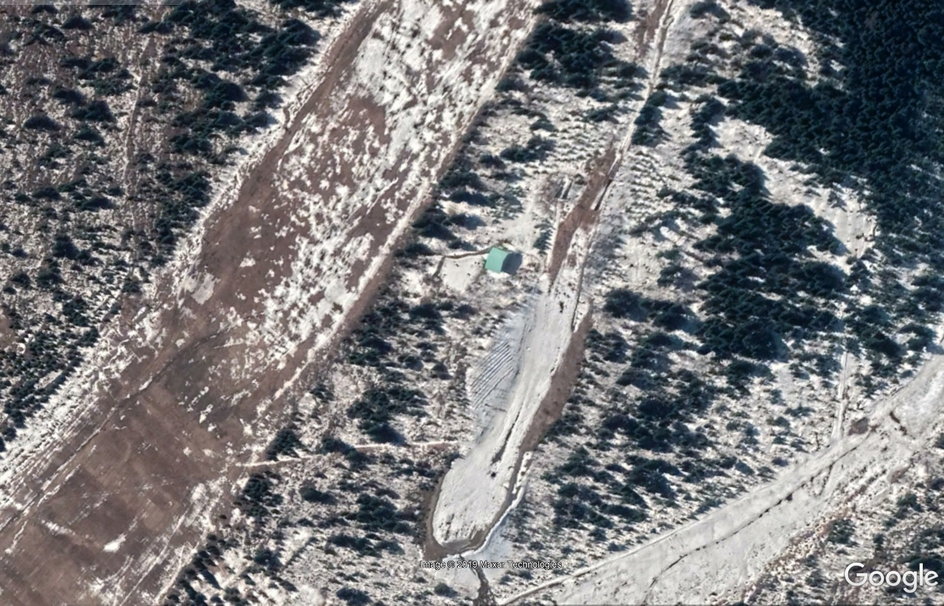 Skocznia Samjiyon z dwiema mniejszymi konstrukcjami (jedna tuż obok, druga w prawym dolnym rogu zdjęcia). Obraz satelitarny z 2018 roku