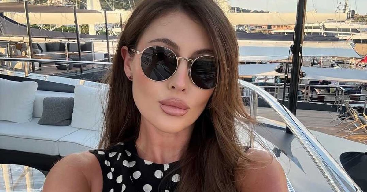 Żona reprezentanta Polski wygrzewa się w bikini w rajskiej scenerii. Widoki? Bajka!