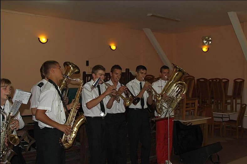 Dobek (pierwszy z prawej) w orkiestrze dętej OSP w Osowie grał na helikonie – ważącej ponad 15 kg tubie.