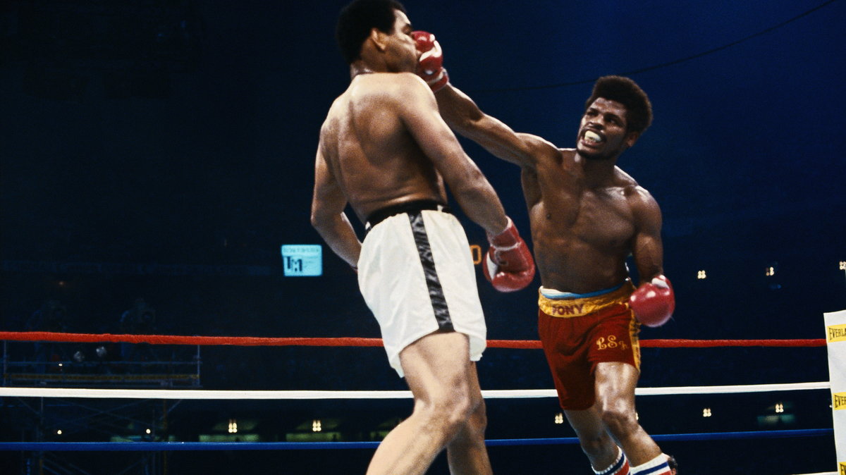 Leon Spinks w czasie walki z Mohammedem Alim