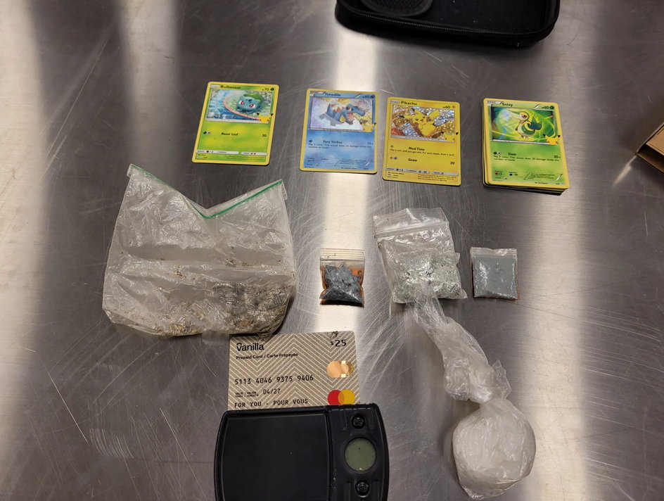 Narkotyki i karty Pokemon, znalezione w kradzionym aucie