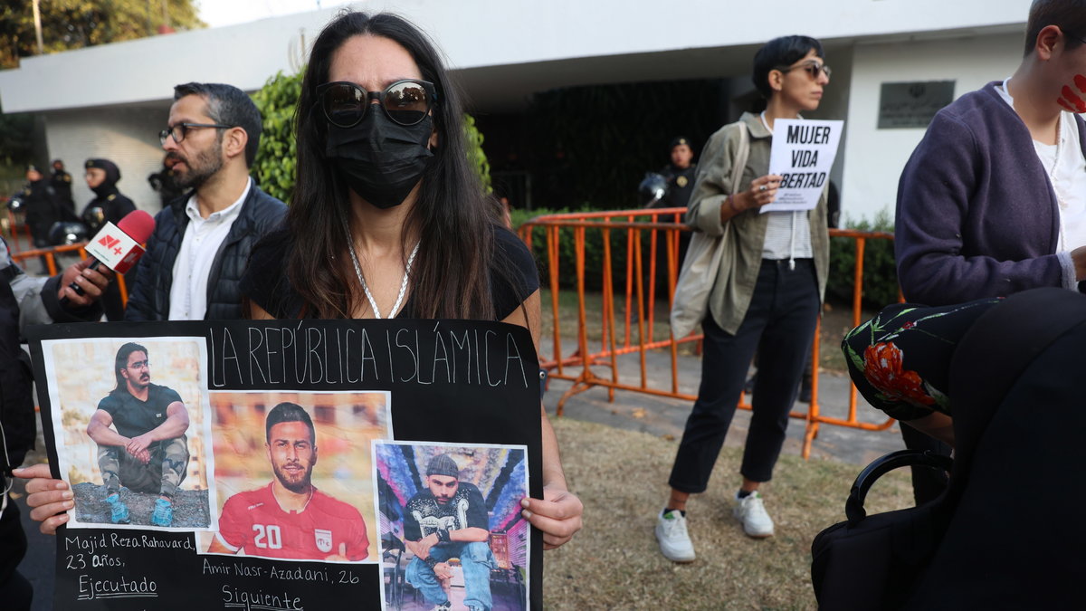 Protesty przed ambasadą Iranu w Meksyku, podczas których domagano się uwolnienia Amira Nasr-Azadaniego