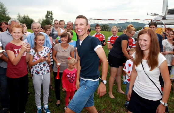 KOLARSTWO POWITANIE RAFAŁA MAJKI W ZEGARTOWICACH (Rafał Majka z narzeczoną Magdą)