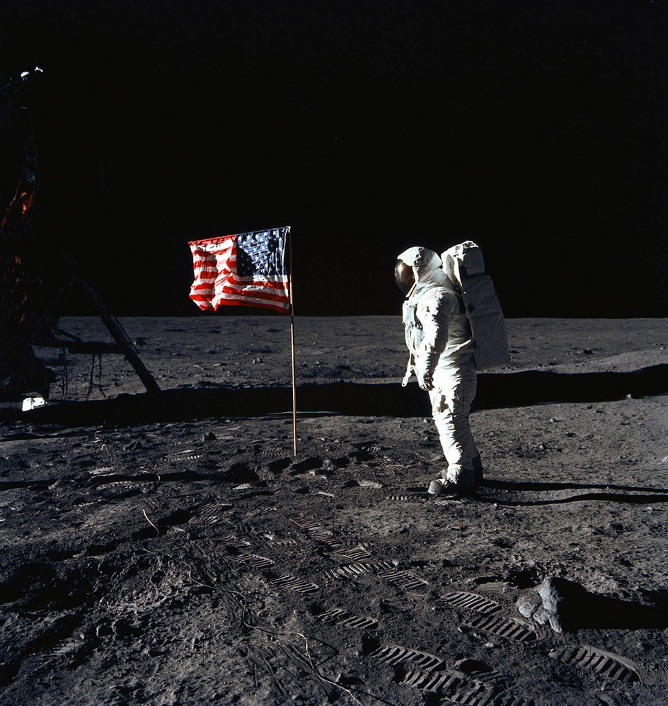 Neil Armstrong jako pierwszy człowiek postawił nogę na Księżycu.