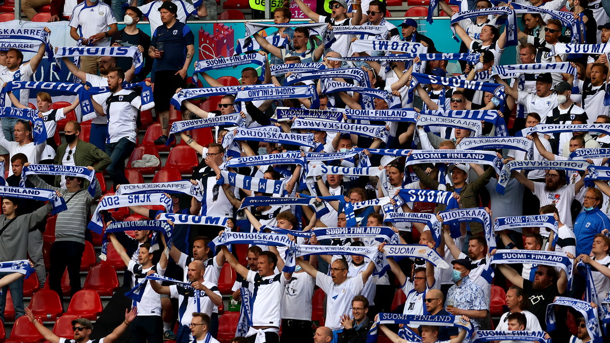 Fińscy kibice na meczu Dania - Finlandia na Euro 2020