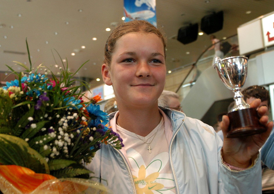 Agnieszka Radwańska z repliką pucharu, który otrzymała za zwycięstwo wśród juniorek na świętej trawie Wimbledonu