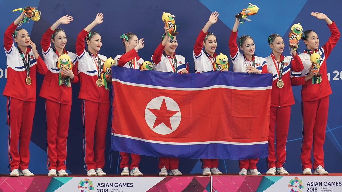 Pływaczki artystyczne z Korei Płn. świętują medal Asian Games 2018