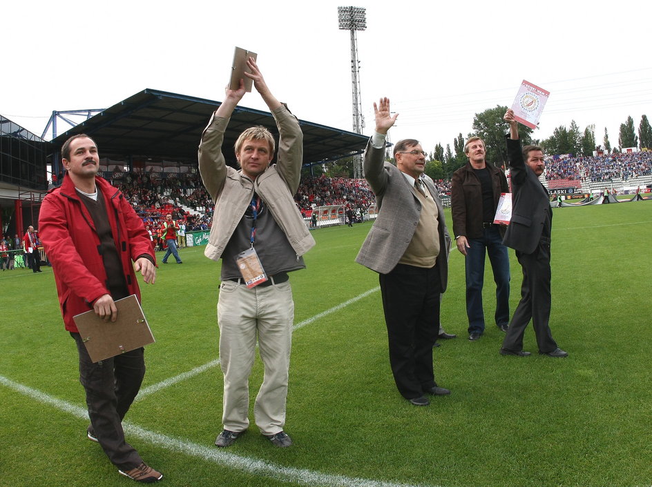 Mirosław Myśliński (pierwszy z lewej) podczas uroczystości na starym stadionie Widzewa Łódź w 2007 r.