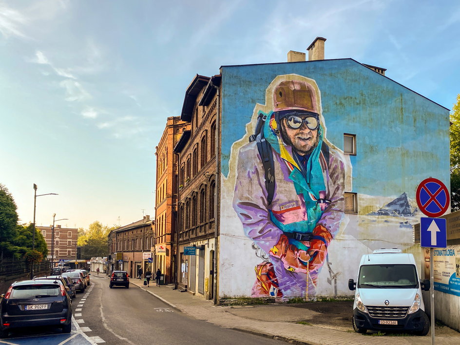 Efektowny mural przedstawiający Kukuczkę odsłonięto w 2019 roku w Katowicach w pobliżu kamienicy, w której mieszkał.