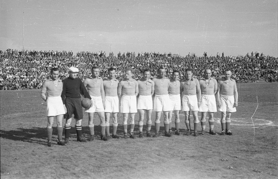 Drużyna CWKS Legii Warszawa przed meczem na własnym stadionie. W składzie Kazimierz Górski